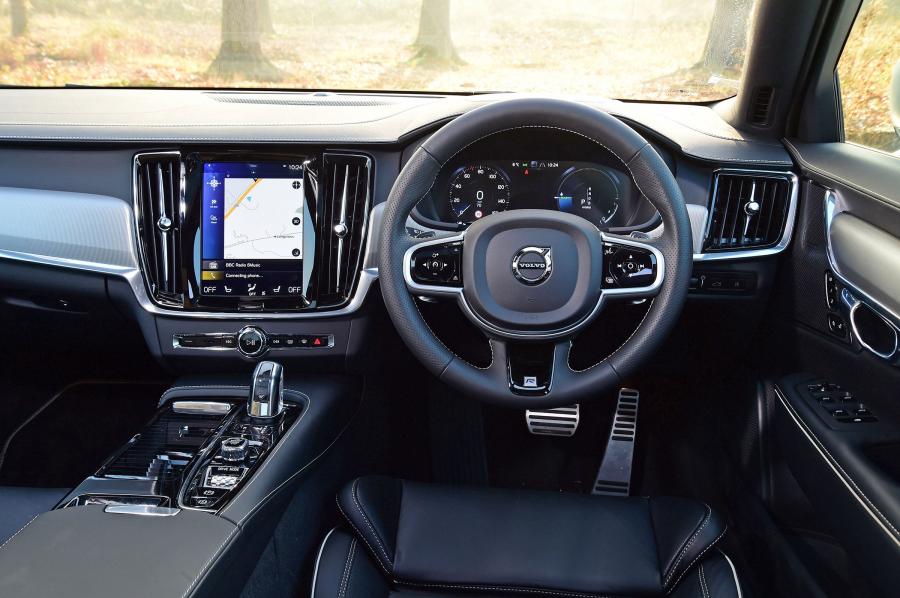 Торпедо Volvo S90 T8 R-Design 2018 года  (UK) (фото 8 из 13)